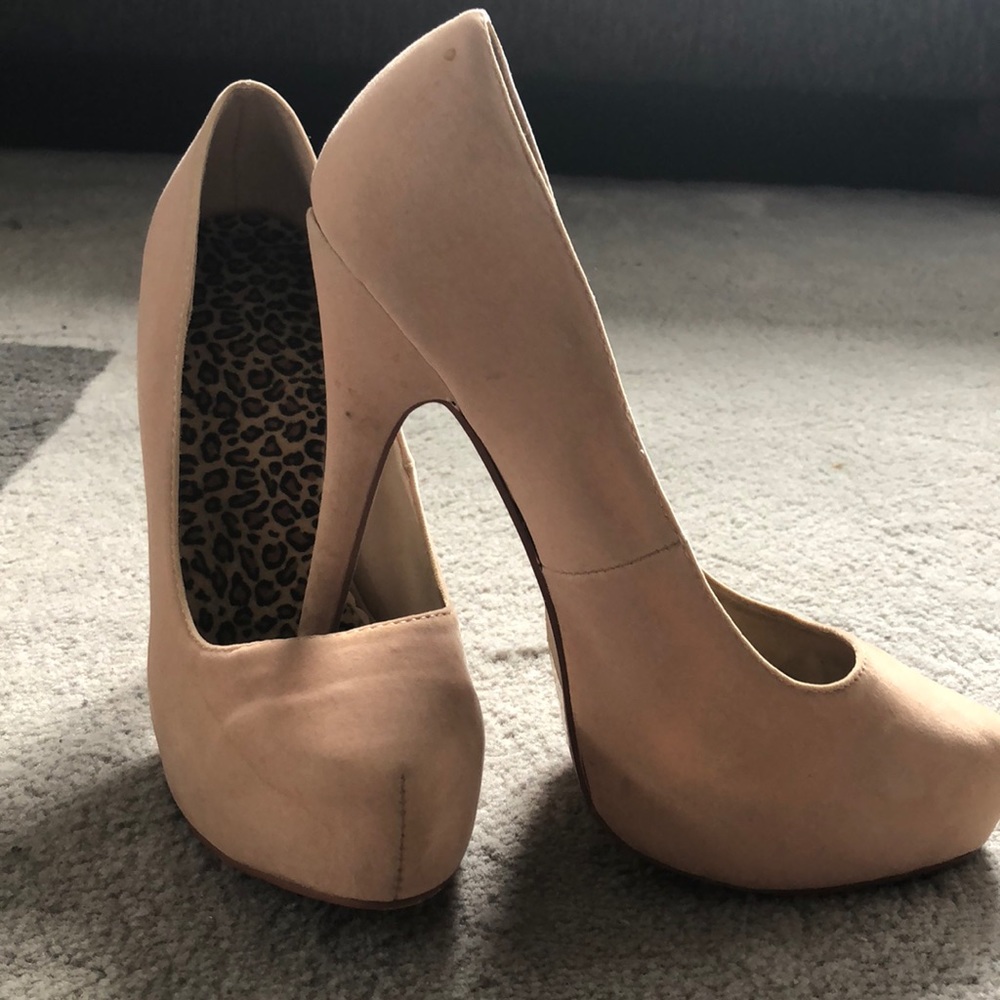 Nude velvet heel